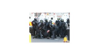 Pochod oranžistov v Belfaste rozohnali vodnými delami, tehla zasiahla policajta